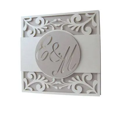 Invitación de boda con monograma calado